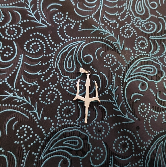 Silver Trident Pendant - Picture 5 of 6
